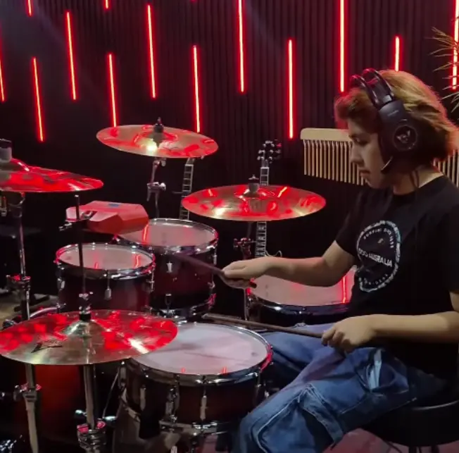 Alumno en clases de batería acústica en la academia de música BigDrummers
