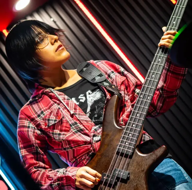 Alumna en clases de bajo eléctrico en la escuela de música
