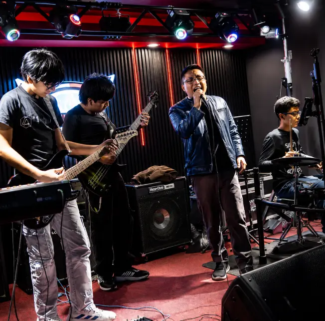 Banda de alumnos ensayando en la sala de ensamble de la academia
