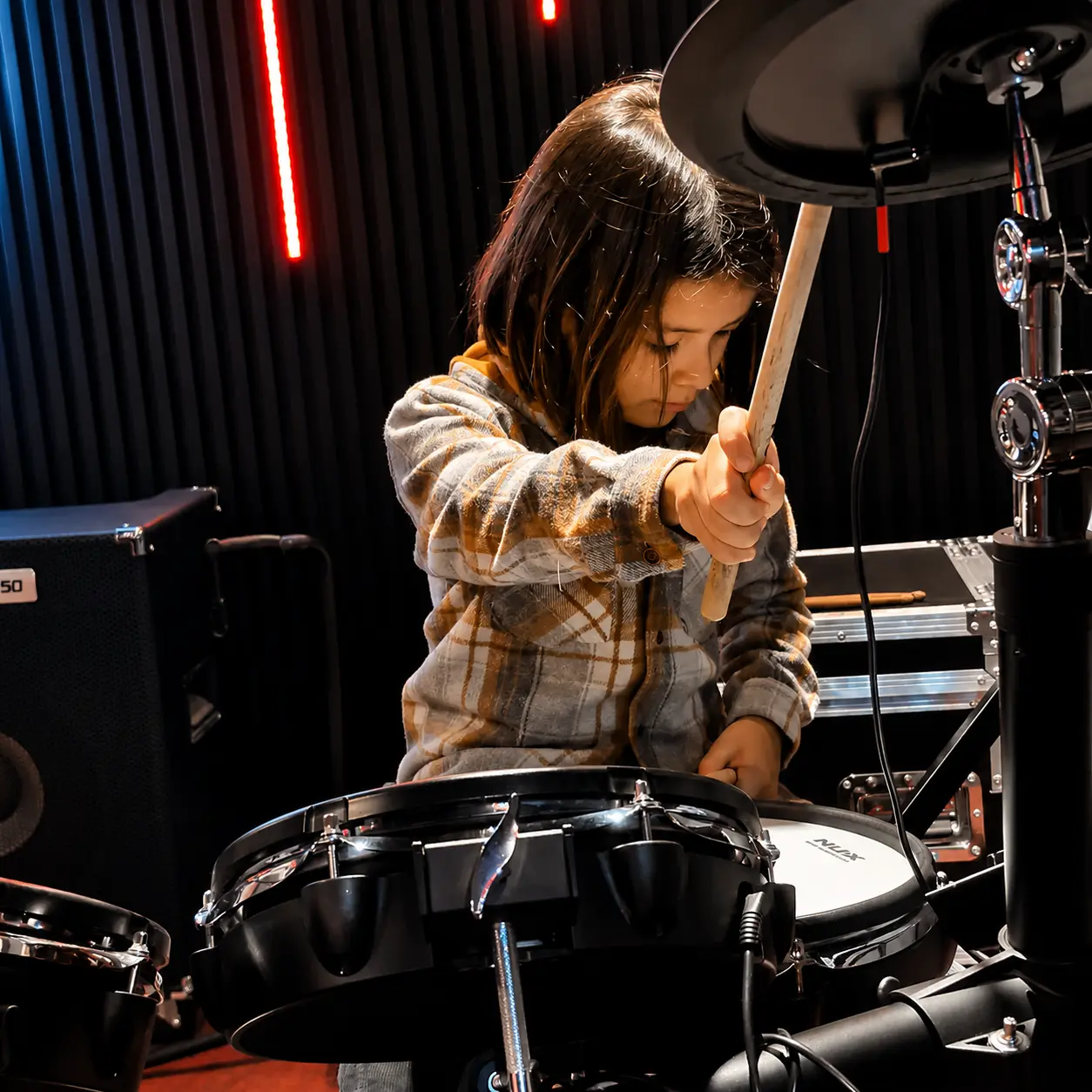 Alumnos en clase en la academia de música BigDrummers de San Miguel, Lima
