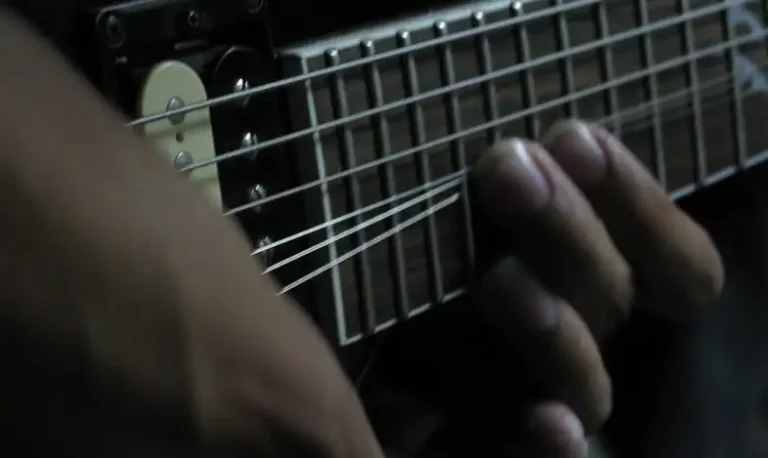 Cómo estirar la cuerda en la guitarra